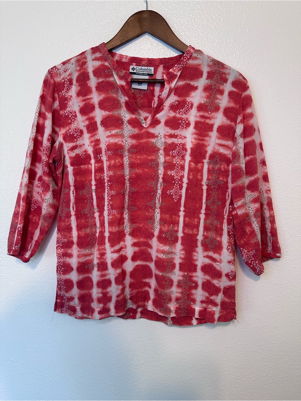 Columbia Women's Pink/Red and White 3/4 Sleeve Tie-Dye V-Neck Top